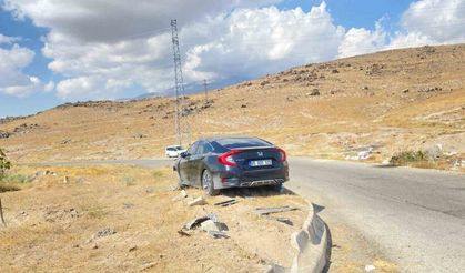 Kontrolden çıkan otomobil bariyerlere çarptı: 4 yaralı