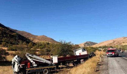 Tır ile kamyonet çarpıştı: 2 yaralı