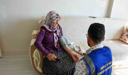 Yaşlılara tansiyon aleti dağıtıldı, evde sağlık hizmeti verildi
