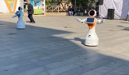 Zeybek oynayan robotlar Bilim Şenliği’nde ilgi topladı