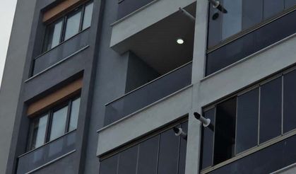 Belediye başkanının makam aracının üzerine düştü