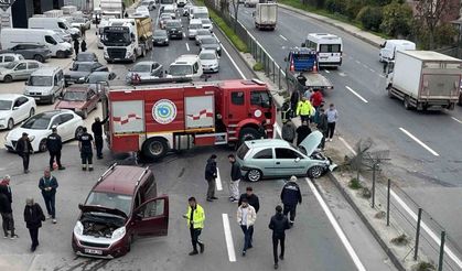 Hafif ticari araç ile otomobil çarpıştı: Yol trafiğe kapandı