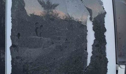 Polis aracına saldırıp camı kırdılar
