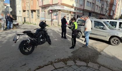 Hafif ticari araç ile motosiklet çarpıştı: 1 yaralı