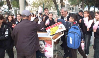Ölen kardeşi için pamuk şekeri hayrı yaptı