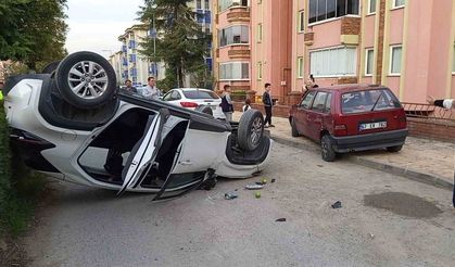 Otomobil park halinde olan araca çarpıp ters şekilde durabildi: 3 yaralı