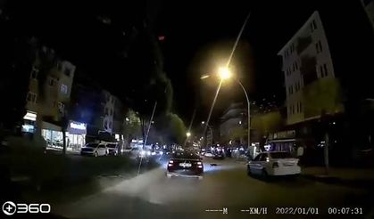 Otomobilin altında kalan kedi telef oldu