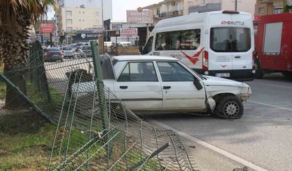 Yoldan çıkan otomobil bariyerlere çarparak durabildi