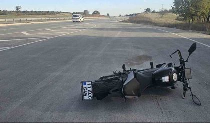 Seyir halindeki motosiklet önüne çıkan köpeğe çarptı: 2 yaralı