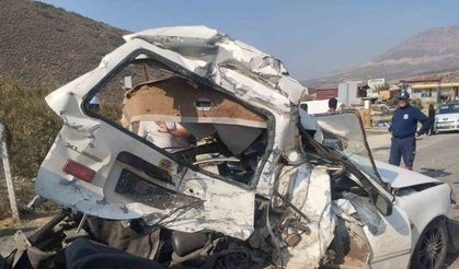 Tır, ışıkta bekleyen 5 aracı biçti