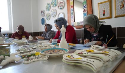 Niğde'de renklerin ve motiflerin buluştuğu çini atölyesine büyük ilgi