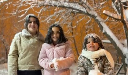 Hakkari'de yoğun kar yağışı en çok çocukları sevindirdi