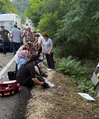 Servis minibüsü kaza yaptı: 15 yaralı