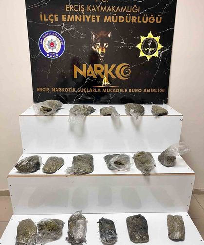 Kamyonetin lastiğinde 4 kilo 400 gram esrar ele geçirildi