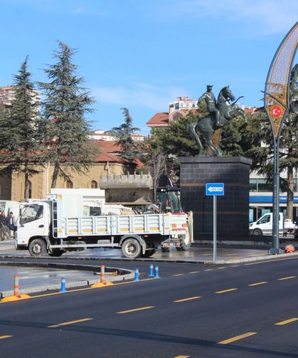 Niğde meydandaki Atatürk heykeli düzenleniyor
