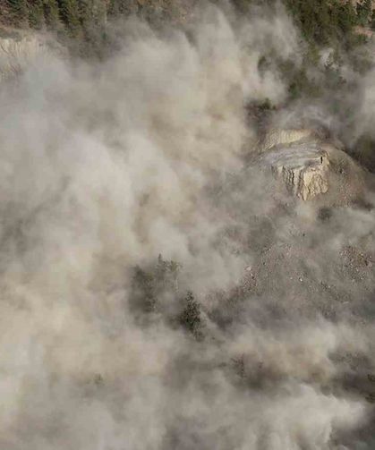 Yol yapım mücadelesi, patlama anı film sahnesini aratmadı