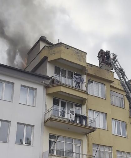 Çatı katındaki kömürlükte yangın paniği