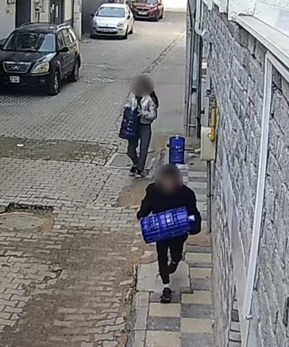 2 çocuk apartman önündeki damacanaları çaldı