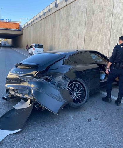 Otomobil önce bir araca sonra alt geçit duvarına çarptı