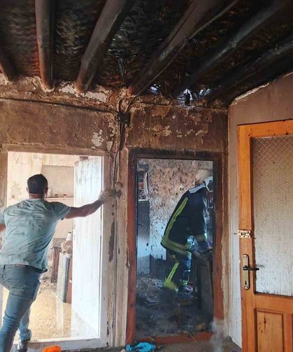 Yangında iki katlı evin bir bölümü yanarak küle döndü