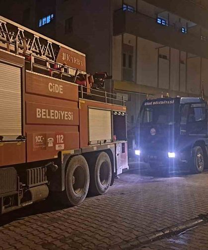 Çıkan çatı yangını itfaiye tarafından söndürüldü