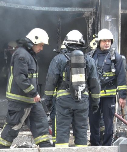 Mobilya imalathanesindeki yangında 3 kişi dumandan etkilendi