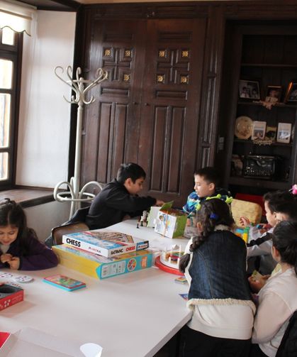 Bor İlçe Halk Kütüphanesi'nden annelere eğitim, çocuklara eğlence