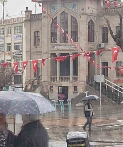 Şiddetli sağanak yağış etkili oldu