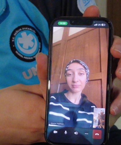 Depremde kurtardığı genç kızla abla-kardeş oldu