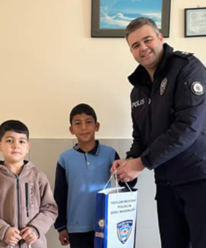 Çamardı'da öğrenciler buldukları telefonu emniyete teslim etti