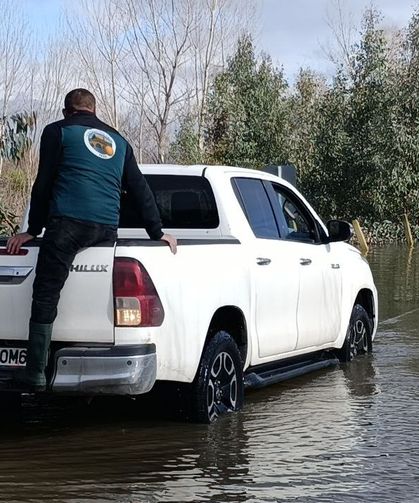 Sel sularında mahsur kalan araçları ekipler kurtardı