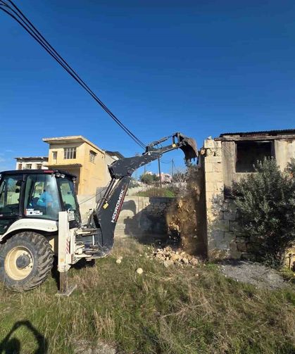 Çökme riski taşıyan metruk bina yıkıldı