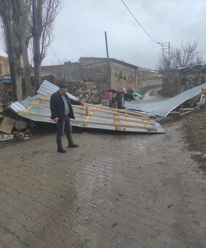 Himmetli köyünde fırtına çatı uçurdu