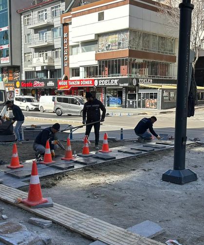 Niğde’de Dr. Sami Yağız Caddesi’nde kaldırım düzenlemesi