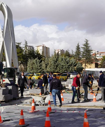 Belediye binası önünde Ramazan öncesi yoğun mesai