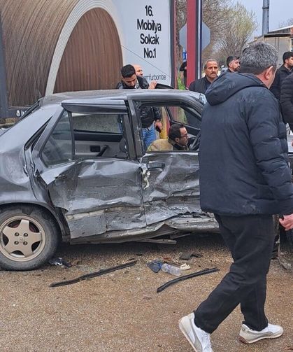 2 aracın karıştığı kazada 4'ü çocuk 9 kişi yaralandı