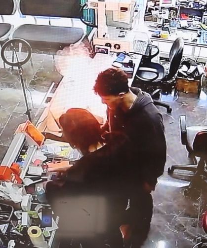 Cep telefonu bomba gibi patlayıp alev aldı