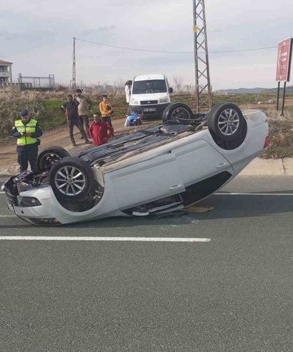 Otomobil ters döndü: 2 yaralı