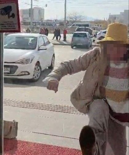 Fark ücreti vermek istemeyen kadın eczaneye taşla saldırdı, kapıları tekmeledi