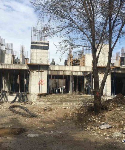 İnşaat işçisi yüksekten düşerek ağır yaralandı