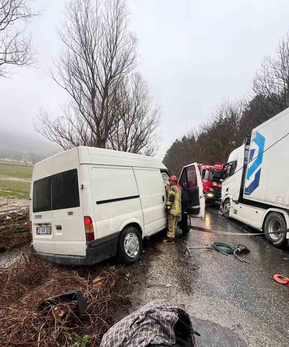 Otomobil ile tır çarpıştı: 2 yaralı