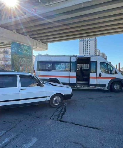 Yolcu minibüsü ile otomobil çarpıştı: 2 yaralı