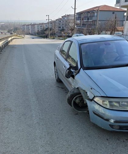 Refüje çarpan otomobilin sürücüsü yaralandı