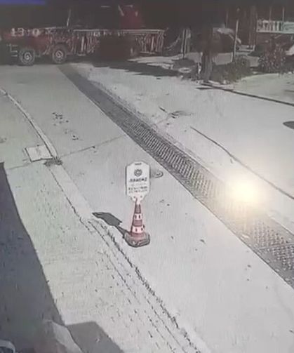 Kontrolden çıkan vincin otomobilleri sürüklediği anlar kamerada