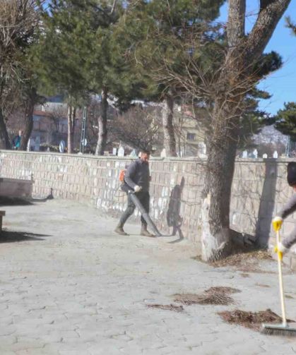 Mezarlıklar bayram için temizlendi