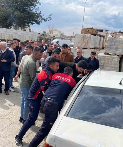 Otomobil inşaat malzemelerine çarptı: 2'si ağır 3 yaralı