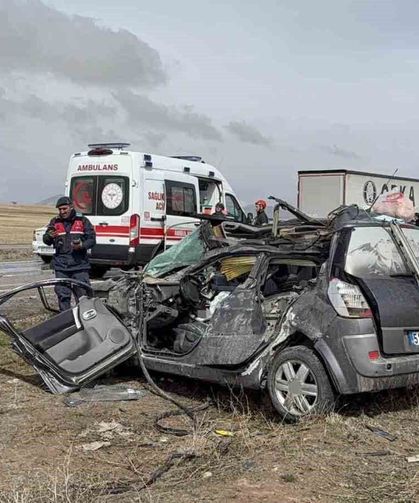 Otomobil tıra arkadan çarptı: 1 ölü, 3 yaralı