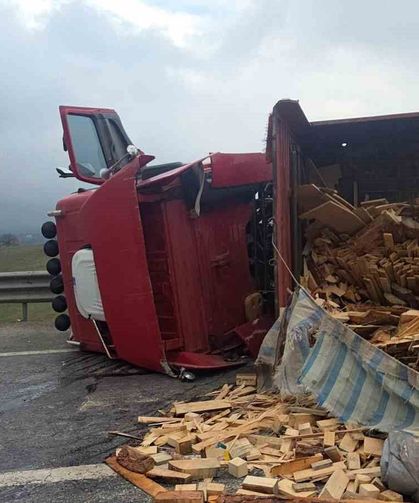 Tır devrildi: Yol ulaşıma kapandı