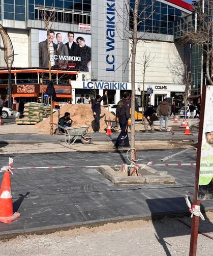 Niğde’de Cumhuriyet Meydanı’nda kaldırım düzenlemesi