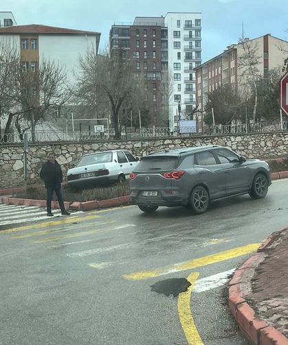 Niğde’de iki otomobil çarpıştı